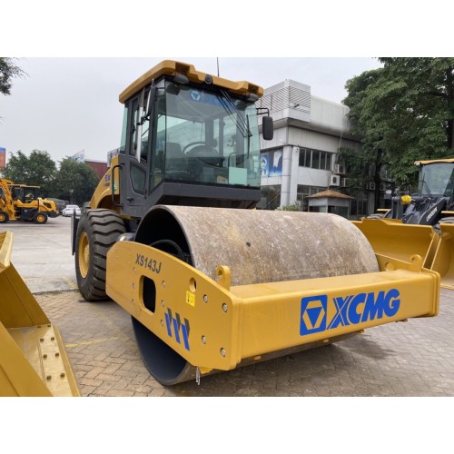 Xe lu rung XCMG XS143J - Tự trọng 14 tấn, tổng lực tác dụng 35 tấn 